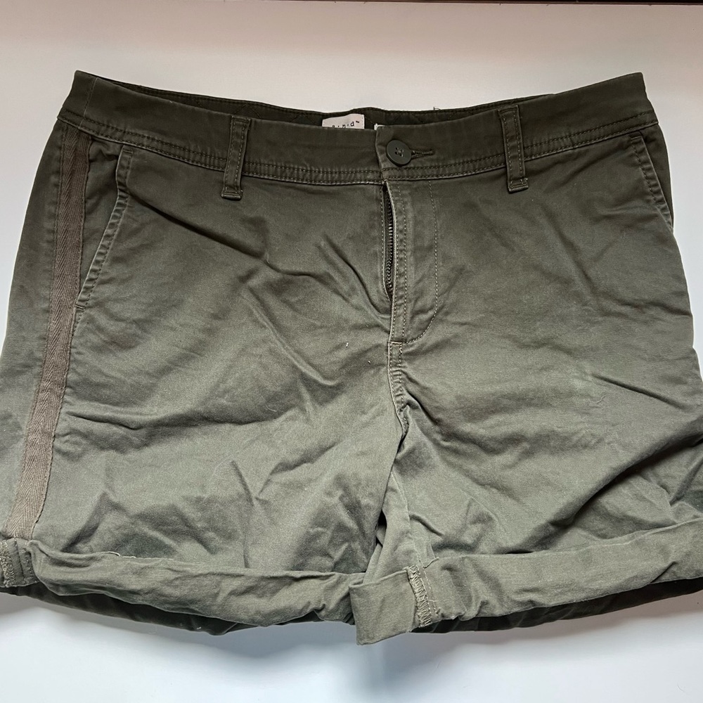 Universal Thread Target Green Short 5” Inseam